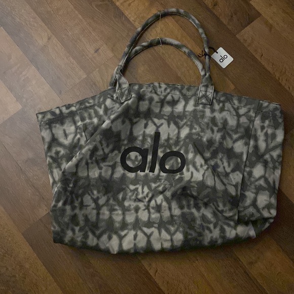 alo oversized yoga bag; never used w. tags. - Picture 2 of 9